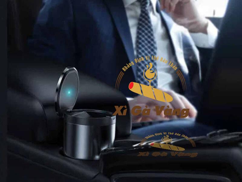 Gạt tàn cũng là một phụ kiện không thể thiếu trong xe ô tô